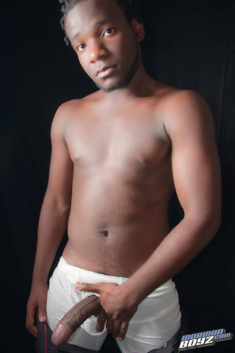 Black hunk Elder Umphrey get naked and showing hot ass