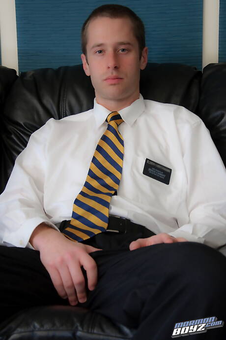 帥哥Elder Chamberlain在戶外秀出美麗身材