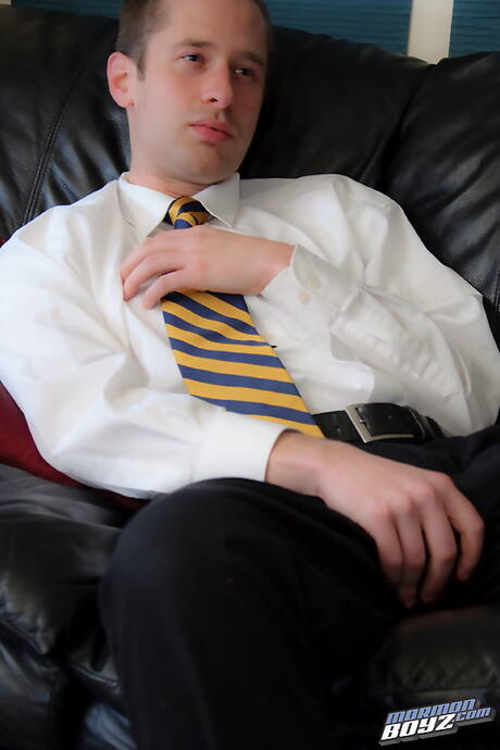 帥哥Elder Chamberlain在戶外秀出美麗身材