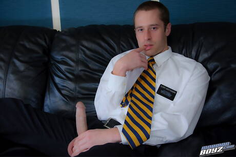 帥哥Elder Chamberlain在戶外秀出美麗身材