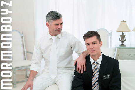 Les Américains célèbres, le beau gosse President Oaks et le jeune Alex Chandler se sucent et se baisent