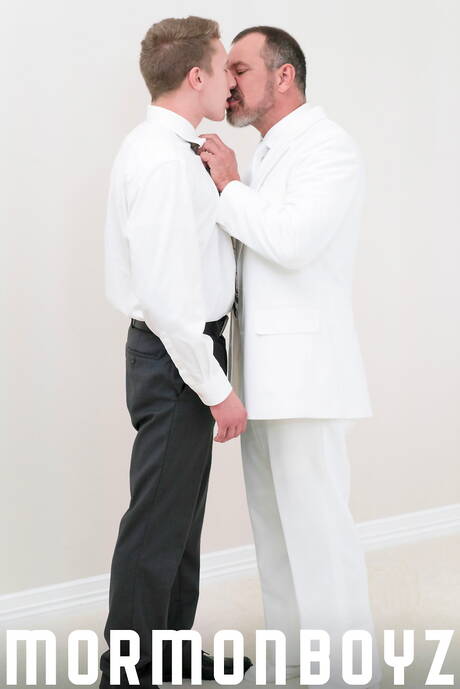 El hombre fuerte Elder Farnsworth y el atractivo Max Sargent se aman.