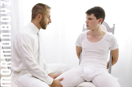 Nette amerikanische Freunde, der junge Elder Jones und der schwule Bär Joel. Jemand hat guten Oralsex