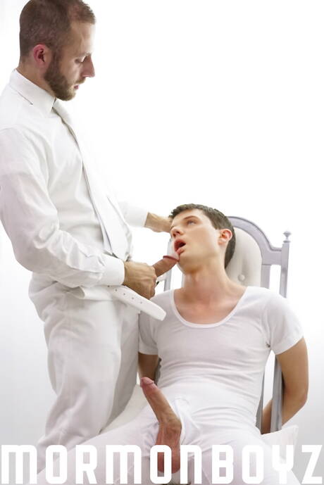 Nette amerikanische Freunde, der junge Elder Jones und der schwule Bär Joel. Jemand hat guten Oralsex