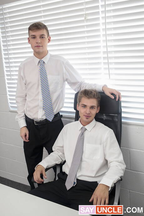 Missionary Boys: Famous americans, young dude Jack Bailey and hot twink Ashton Silvers have a good anal sex