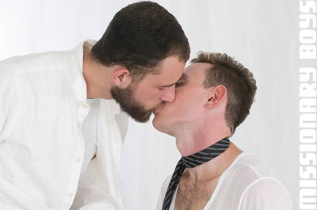 Pretty boy Elder Boon and american husky guy Bishop Davies in hard anal sex