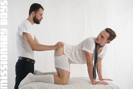 Pretty boy Elder Boon and american husky guy Bishop Davies in hard anal sex