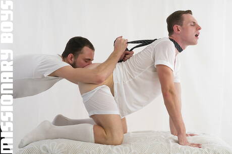 Pretty boy Elder Boon and american husky guy Bishop Davies in hard anal sex