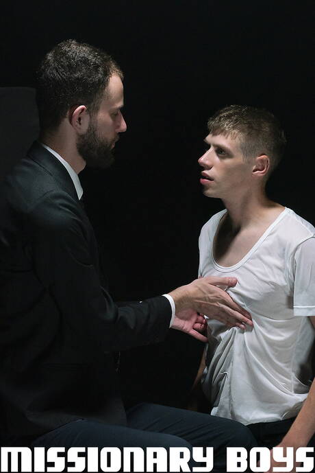 American pornstars twink Oliver Dean and strongman Bishop Davies in ass spanking session