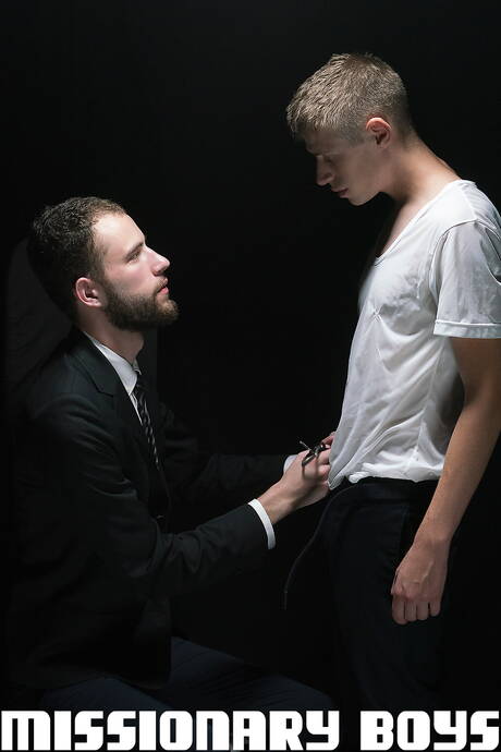 American pornstars twink Oliver Dean and strongman Bishop Davies in ass spanking session