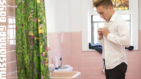 American tough guy Cameron Basinger posing nude in bathroom