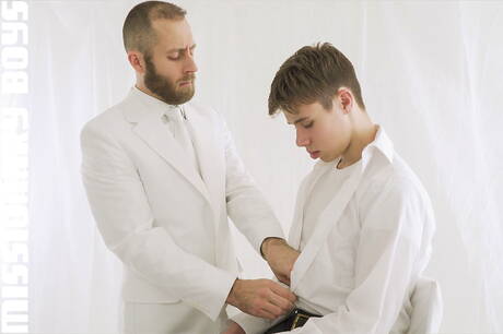 Heiße amerikanische Typen, der heiße Bär Joel Someone und der hübsche Junge Adam Awbride posieren nackt