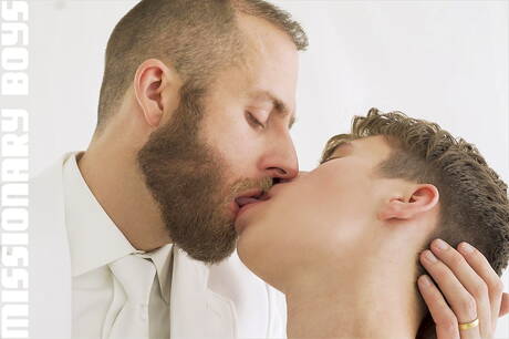 Heiße amerikanische Typen, der heiße Bär Joel Someone und der hübsche Junge Adam Awbride posieren nackt