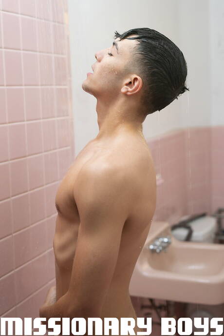 Hübsche amerikanische Jungs, der junge Kerl Alex Riley und der junge Kerl Darron Bluu in einer heißen homosexuellen Szene im Bad