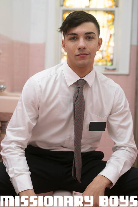 Hübsche amerikanische Jungs, der junge Kerl Alex Riley und der junge Kerl Darron Bluu in einer heißen homosexuellen Szene im Bad