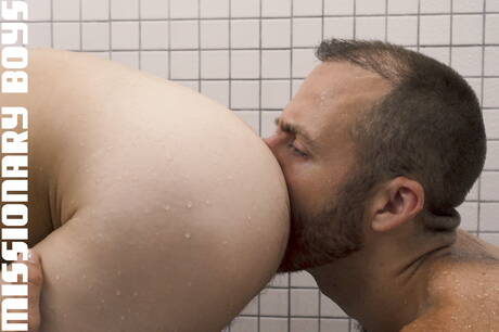 Famous americans, twink Darron Bluu and mature bear Joel Someone in hot ass fuck action in shower