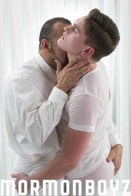 Americani sexy, il bel ragazzo Jay Tee e il muscoloso Max Sargent si scopano il culo dopo un pompino