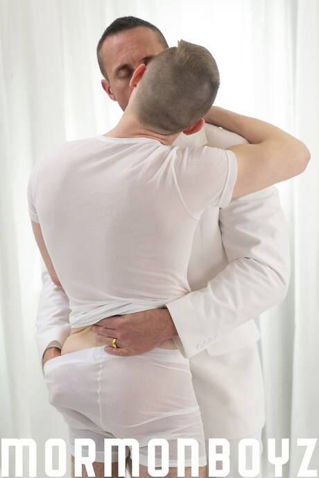 美國色情明星肌肉男布萊克艾利斯和肌肉男邁爾斯蘭登秀出肌肉身材