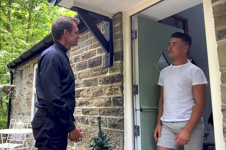 Well-built James Keresford and british husky guy Kendrick Thomas have a hot sex outdoor