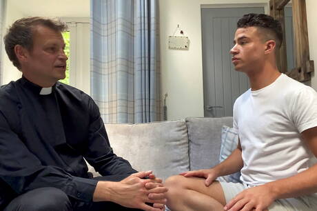 Well-built James Keresford and british husky guy Kendrick Thomas have a hot sex outdoor