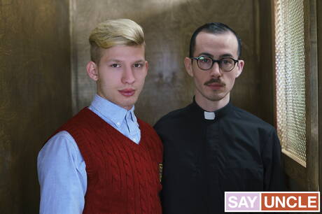 Dwóch amerykańskich facetów, młody ojciec Fiore i przystojniak Jace Madden, ruchają się po ssaniu kutasa