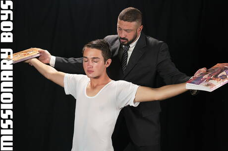 イタリアの毛深いクマのマルコ・ナポリとアメリカのかわいい男の子メイソン・アンダーソンは、吸った後にお尻をファックします