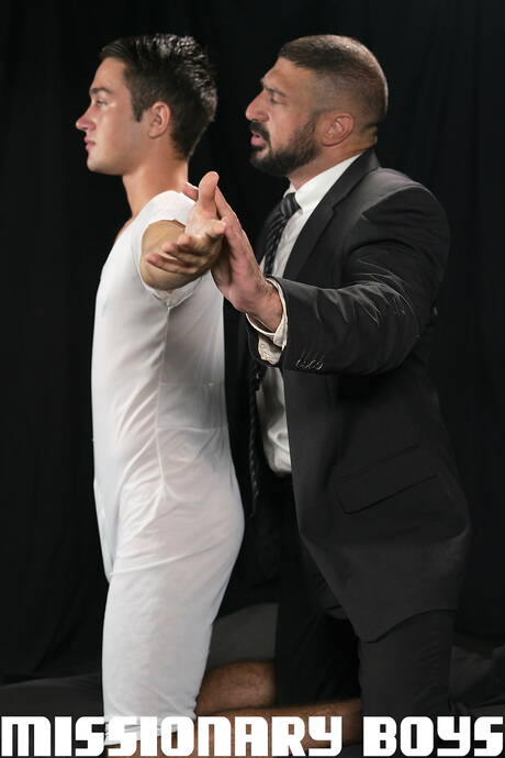 イタリアの毛深いクマのマルコ・ナポリとアメリカのかわいい男の子メイソン・アンダーソンは、吸った後にお尻をファックします