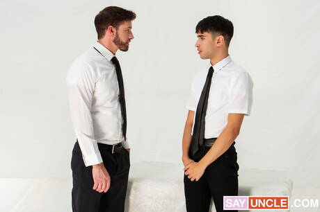 Muscular Parker Brookes and american twink Rob Quin have anal sex