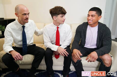 Hot guys Jake Lawrence, Zayne Bright and Leon King in hot 3some anal sex