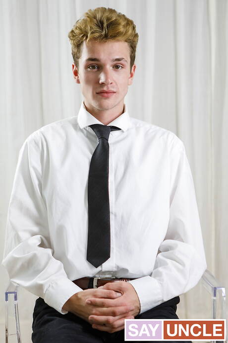 Le jeune canadien Jake Hill et le husky canadien Beau Reed dans une baise torride