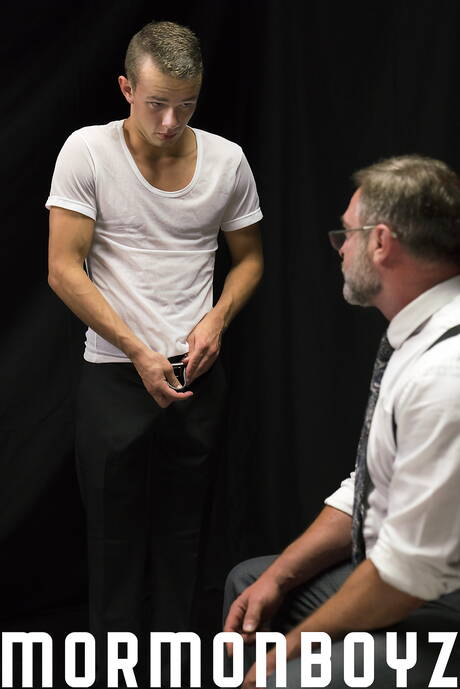 Sexy americans, strongman Logan Cross and bear Peter Marcus love spanking