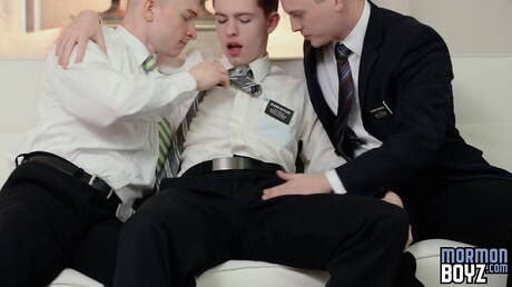 Il muscoloso Elder Larsen e lo stallone Elder Butler fanno sesso anale