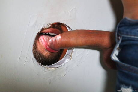 ホットなアメリカ人、筋肉質のマルコ・ロレンゾとスタッドルカフェニックスは、バスルームで異人種間のアナルセックスをします