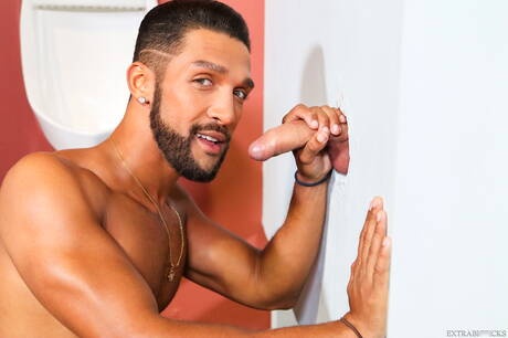 ホットなアメリカ人、筋肉質のマルコ・ロレンゾとスタッドルカフェニックスは、バスルームで異人種間のアナルセックスをします