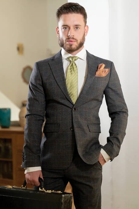 Spanish beefcake Manuel Reyes and tough guy Zac Johnson in hot ass fuck action