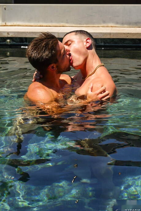 Los guapos americanos Johnny Rapid y Asher Day se follan el culo después de chuparse la polla en la piscina