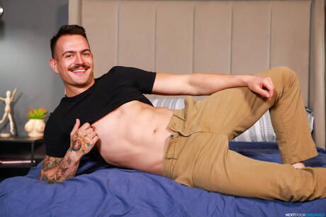 Der starke Mann Carter Woods und der Muskelprotz Guido lutschen und ficken sich gegenseitig