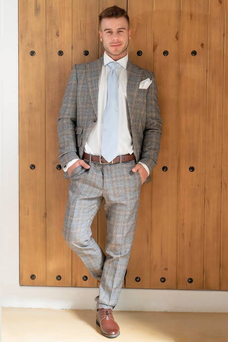 美國辣妹Beau Butler和西班牙大力士Allen King吸吮雞巴後乾了屁股