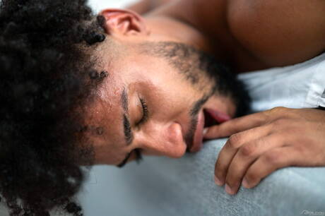 Il super stallone Rhyheim Shabazz e il muscoloso Jeff Virg hanno una scena di coppia bollente