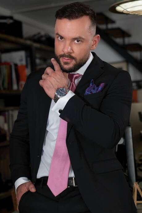 Dani Robles, Sir Peter, Zac Johnson e Babylon Prince em gangbang masculino ao ar livre