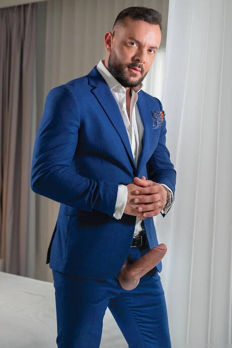 Dani Robles, Sir Peter, Zac Johnson e Babylon Prince em gangbang masculino ao ar livre