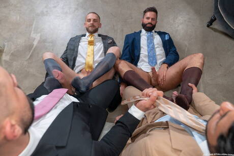 Dani Robles, Sir Peter, Zac Johnson e Babylon Prince em gangbang masculino ao ar livre