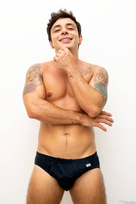 Il muscoloso Jordan Giraldi e il robusto Lucas Dias in una bollente azione di sesso anale