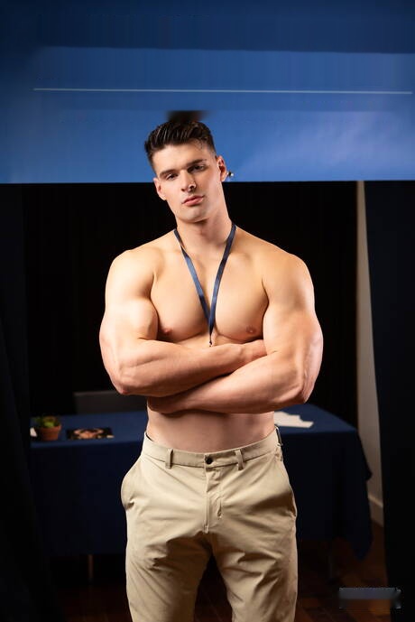 カナダの筋肉質なマリク・デルガティと力持ちのトーマス・フェラーがアナルセックスをする