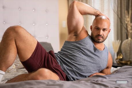 Seksowni faceci Cristiano, Nick Cranston i Greg Dixxon uprawiają dobry seks w trójkącie pod gorącym prysznicem