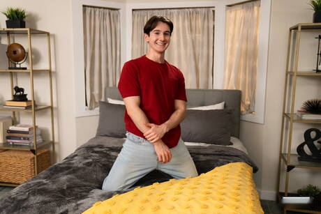 Les copains chauds Jake Preston, Kane Fox et Caleb Manning dans une action de baise à trois