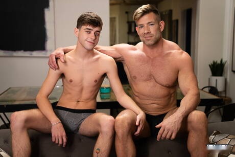 Le beau culturiste américain Bruce Beckham et le beau Joey Mills dans une baise torride