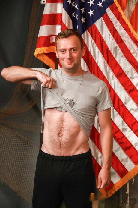 Active Duty: Il muscoloso Peter Matthews e il super stallone Johnny Bytes si sono scopati a vicenda