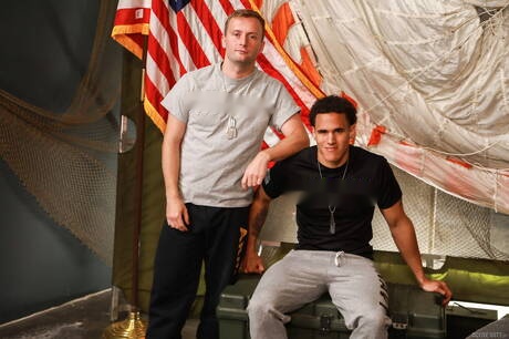 肌肉發達的彼得·馬修斯和超級帥哥約翰尼·比茨互相撞擊