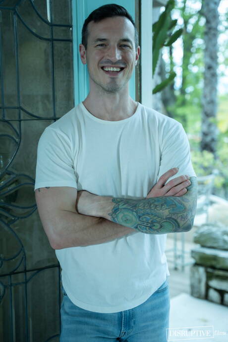 Sexy americans, beautiful boy Trevor Harris and bodybuilder Derek Kage in hot homosexual action outside